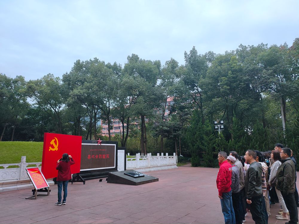 湖南省高速百通建设投资有限公司 第一、第三党支部学习红岩精神培训班开展现场教学
